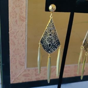 NWOT exotic etched dangle earrings (#192)